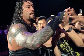 2016WWE中国上海现场秀回顾：大狗罗门伦斯和热情的粉丝挨个击掌视频封面