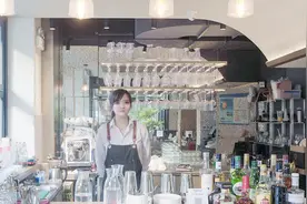 美女调酒师特制夏日鸡尾酒，让你知道什么叫做认真的女人最美！视频封面