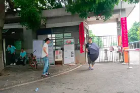 广东东莞：实拍曾经几千人的易事特电子厂，如今在大量招聘普工！视频封面