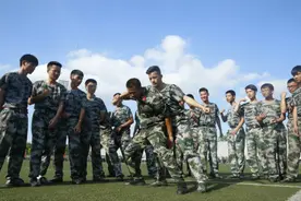 上海高校军训如火如荼 适用学生的“一招制敌法”走红图片