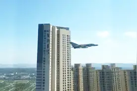 掠窗而过，解放军侦察机市区超低空飞行引发赞叹视频封面