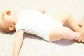 妈妈按住6个月宝宝的双腿，接下来小娃的举动，家人都看愣了视频封面