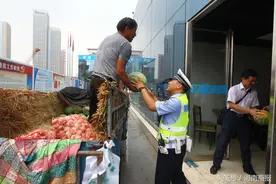 瓜农驾驶无牌瓜车被查，郑州交警扣车后，帮忙找人买下整车瓜图片