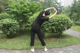 每天坚持原地手臂举过头顶左右弯腰，减脂又塑形，锻炼全身肌群！视频封面