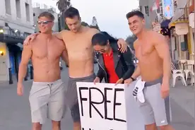 世界顶级健身男模去逛街，看路人都会有什么反应，美女拥抱到手软视频封面