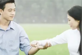 非常好听的越南歌曲《ĐỪNG HỎI EM请勿问我》视频封面