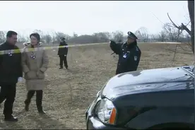 水库附近发生命案，刑警队长和法医到现场勘查案情视频封面