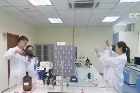 零突破！我国自主研发的抗艾滋病新药上市，一周只需打开一次视频封面