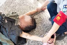 现场：重庆轻轨上一女子咬伤乘客后脱光衣服 因感情问题情绪失控视频封面