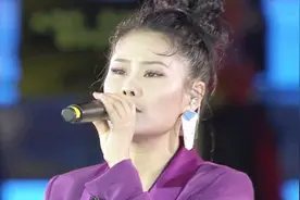袁娅维成龙电影周演唱《说散就散》空灵唱腔触动灵魂深处视频封面