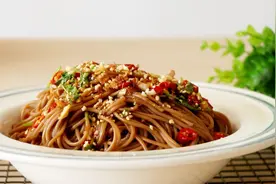 夏天没有食欲，教你做一碗开胃又爽口的荞麦凉面，省时又省事视频封面