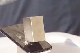 将手机与最强铷磁铁放在一起 ,手机能幸存吗？一起见识下视频封面