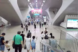 广东广州：广州南高铁站，中国最繁忙的高铁站之一