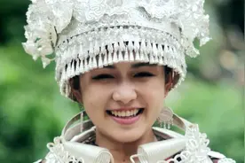 苗族情歌！一首《银白色的山歌》青山秀水，寨美如画，姑娘赛天仙