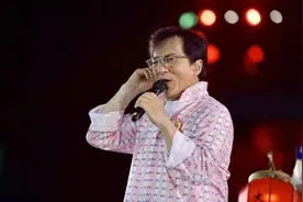 成龙批小鲜肉片场玩手机不研究戏：想把名字点出来图片