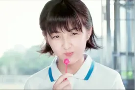 学霸男孩不仅长的帅，十八般武艺样样精通，女孩看的眼睛都直了视频封面