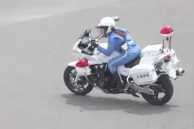 日本速度最快的女子警察，看看车技咋样？视频封面