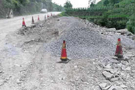 世界末日来了？满天飞尘道路开裂不是天灾而是人为！渣土堆积碍民视频封面
