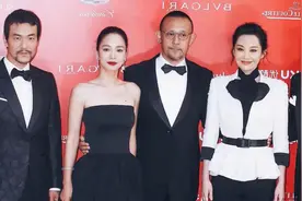 姜文携老婆周韵出席红毯，同样都是40多岁女星，旁边的许晴尴尬了视频封面