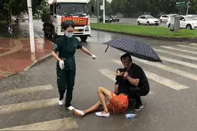 最美女护士！雨中俩男子发生事故，怀孕女护士浑身淋透救人图片