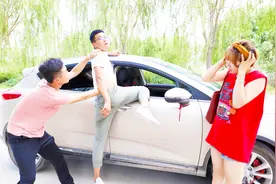 美女搭顺风车，结果遇到吹牛男子，两人的对话笑得我肚子疼视频封面