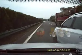 京港澳高速上强行变道超车，两小车发生碰撞视频封面