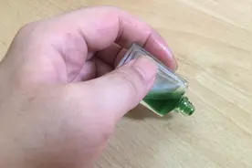把风油精滴在木地板上，太实用了，多难清除的顽渍轻轻一擦就掉视频封面