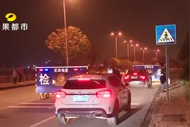 说交警没有敬礼 男子拒不配合检查 动口又上手还用女儿威胁交警视频封面