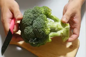 这才是切西兰花的正确方法，不掉渣不易散，赶紧分享给家人和朋友视频封面