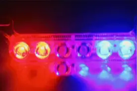 男子改装红蓝爆闪灯成“警车” 上街“耀武扬威”秒被抓视频封面