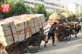 六旬夫妻酷暑下拉满车废品去卖：不想给孩子压力不向孩子要钱视频封面