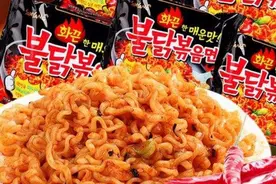 韩国火鸡面真的有那么辣吗？中国网友说了句大实话视频封面