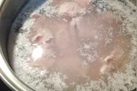 熬汤时漂浮的白色泡沫是什么，应该撇出去吗？听听营养专家的说法视频封面