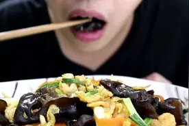 做木耳炒鸡蛋，木耳要不要焯水？这步做错了，别怪木耳不入味视频封面