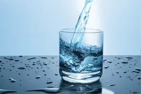 涨姿势！拯救一烫就碎的玻璃“心”，只需给玻璃加入这种材料？视频封面