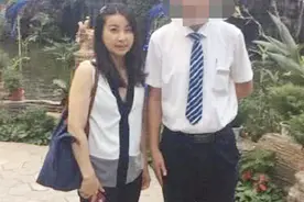 郭晶晶低调现身河北老家，素颜与路人合影，看起来很朴素视频封面