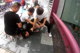 暑运出行安心了！深圳铁警一天內抓8逃犯 视频记录逮捕过程视频封面