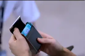 小姑娘滥用职权，在机场安检处，检查男友行李包，竟然有所发现视频封面