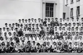 时隔40年的老同学聚会，全班96人到了94个视频封面