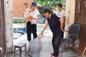 农村婆婆带着儿媳回娘家，临走时姥姥掂的啥？儿媳说这必须得带走视频封面