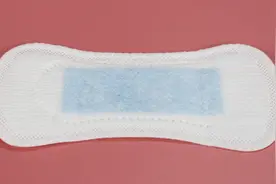 女士的护垫还有大妙用，简单一步，轻松解决了夏天的大难题