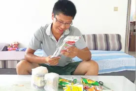 山东粉丝寄来家乡特产，农村小两口甜蜜尝试，满满一桌吃过瘾了视频封面