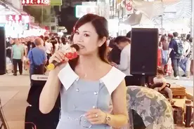 清新丽质歌女芳芳旺角街头献唱《难忘的初恋情人》独特嗓音真好听视频封面