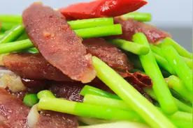 蒜苔炒腊肠，好吃接地气的家常菜，学会了在家就能做出饭店的味道视频封面