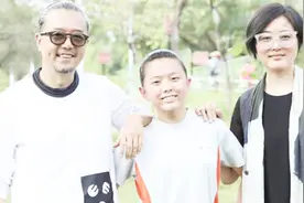 “男人婆”张延老公竟是“傅老大”一家三口同框12岁女儿超像妈妈视频封面