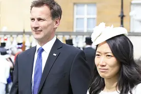 回家会不会跪搓衣板？英新任外交大臣错把中国妻子说成“日本人”视频封面