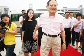 杨振宁对翁帆恩爱有加，送百万甲壳虫豪车，如今翁帆却开始怒怼他视频封面