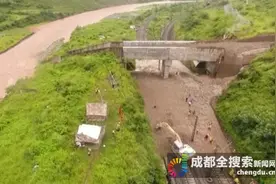 四川凉山泥石流致成昆铁路中断 铁路部门正全力抢修图片