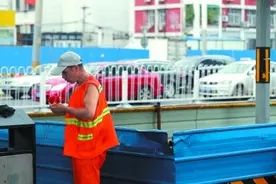 酷暑中“爱心冰箱”现身街头 为高温作业人群送去清凉图片