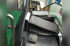 父子俩刚迈下电梯，台阶瞬间挤成一团视频封面